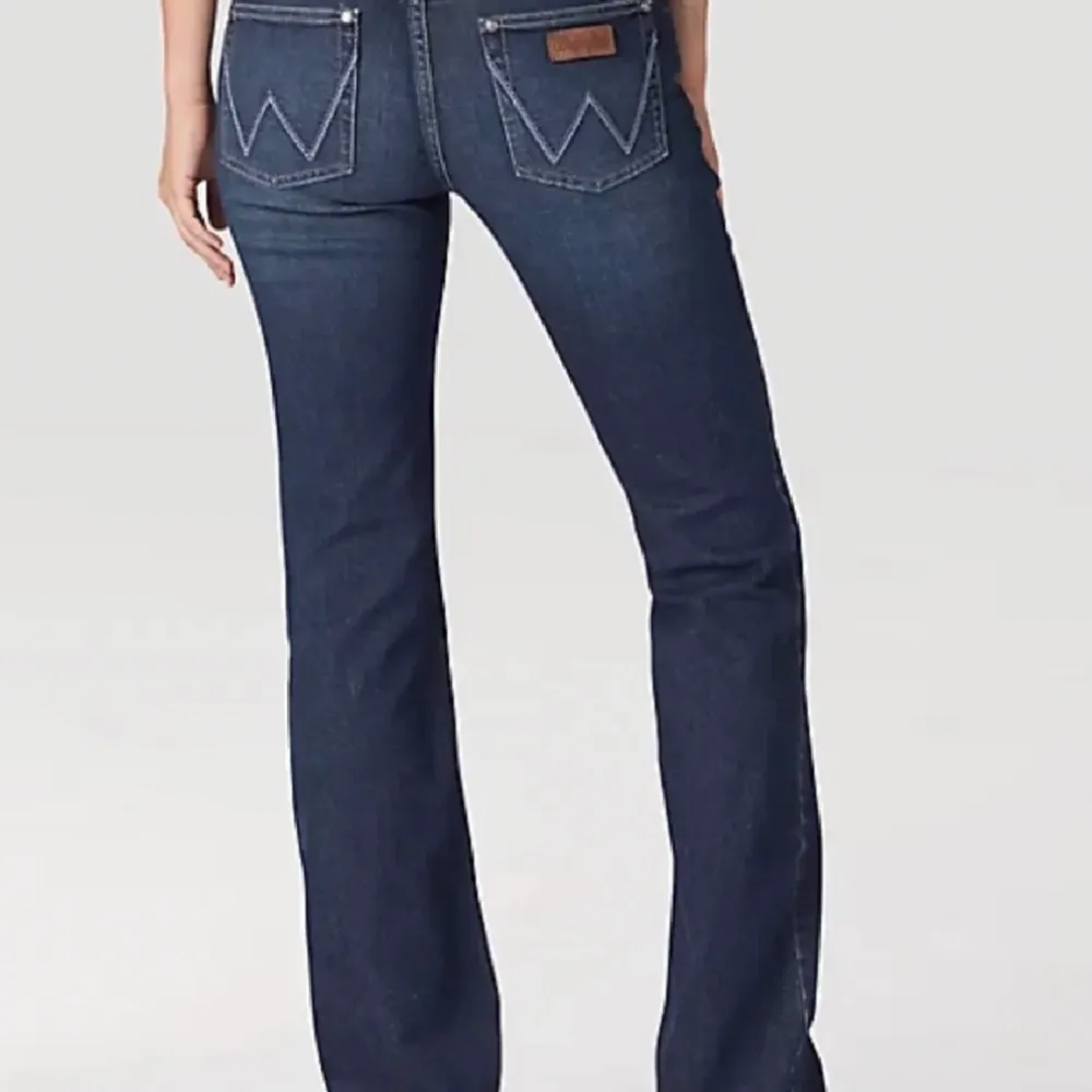 Säljer nu mina Wrangler jeans i storlek xs, då de inte passar mig🌸 dem är anävnda men bra skick, skriv gärna vid frågor💕 fler bilder går att fixa vid intresse✨( det är inte samma jeans på bilderna utan ungefär hur mina ser ut). Jeans & Byxor.