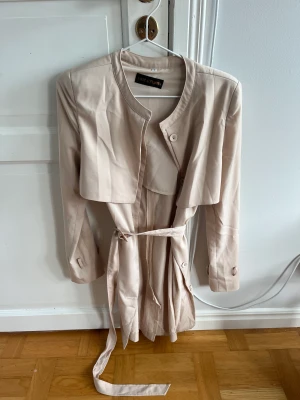 Sanne Alexandra trenchkoat - Sanne Alexandra Trench i silkematerial! Aldrig använd i storlek S. 