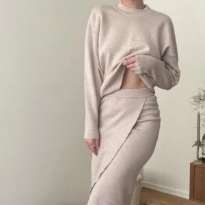 Tröja och kjol, set - Fint skick! Underbart mjukt material. Tyvärr lite för litet set för mig