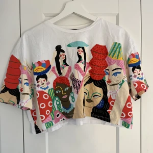 T-shirt - Cool t-shirt från Zara.  Tröjan är i väldigt bra skick!  Vid frågor är det bara att höra av sig!💕