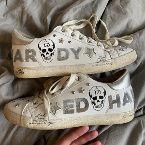 Ed Hardy sneakers  - Coola sneakers från ed Hardy, använda men fortfarande fina! Pris kan diskuteras vid snabb affär❤️❤️