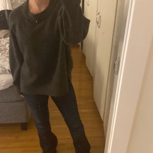 stickad tröja - Stickad tröja från pill and bear som är ganska använd därav lite nopprig.