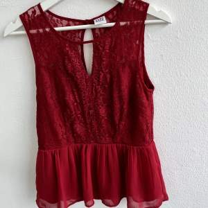 Rött/burgundy spets linne från Vero Moda, använd få gånger