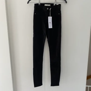 Molly high waist jeans - Svarta stretchiga slimfit jeans med hög midja i modellen petite (kortare i benen) från Gina Tricot. I nyskick med lappar kvar, passade inte efter graviditet.   Från djur- och rökfritt hem 🌱