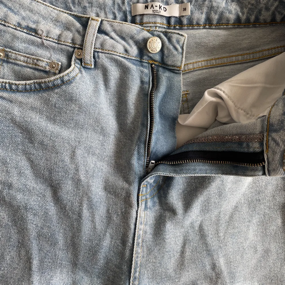 Oanvända jeans från na-kd Helt nya och oanvända  Storlek 38 Bootcut. Jeans & Byxor.
