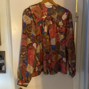 Mönstrad vintage blus - Vintage blus fyndad på loppis. Älskar den lilla kragen och rosetten 😭❤️