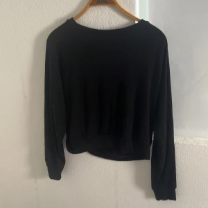 Tröja  - Svart basic tröja i bra skick, funkar perfekt på en sommar natt eller vinterdag