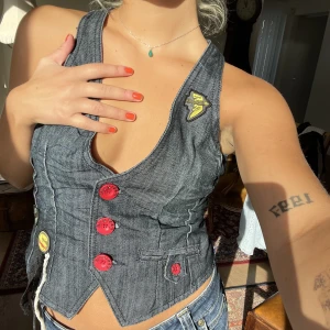 DESIGUAL VÄST - Skit häftig jeansväst😍kommer inte till användning tyvärr. Kan skicka fler bilder på tydligare detaljer om det önskas.