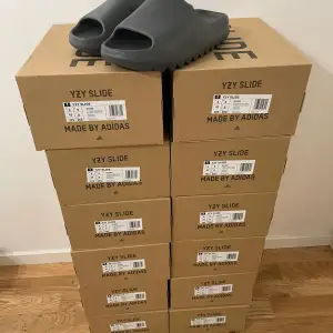 Yeezy Slide ”Slate Grey” DS Storlekar: 43: 6 par 42: 6 par Kan sänka pris vid köp av bulk. Kan frakta eller mötas i stockholm.