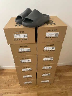 Yeezy Slide ”Slate Grey” - Yeezy Slide ”Slate Grey” DS Storlekar: 43: 1 par 42: slut Kan sänka pris vid köp av bulk. Kan frakta eller mötas i stockholm.