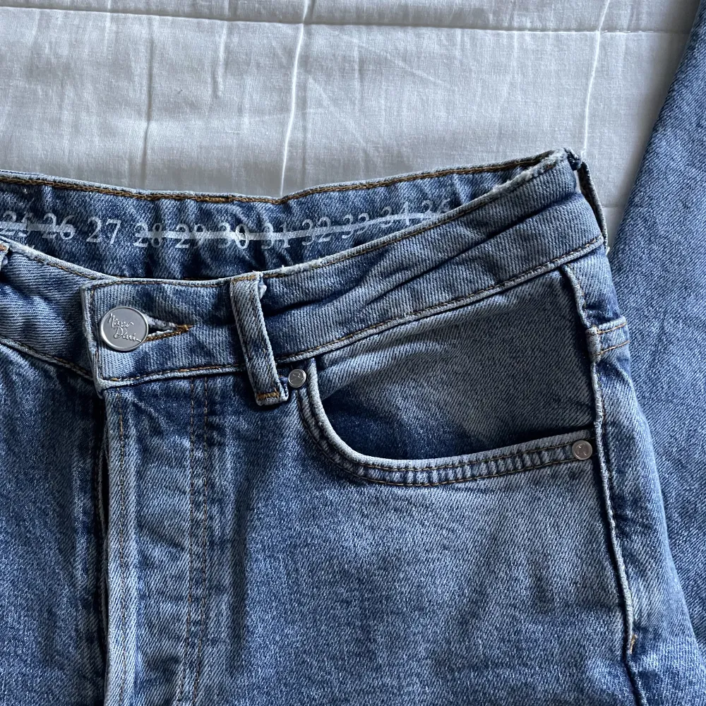 Jeans i super snygg blå färg ifrån bikbok modellen är rak och mid/highwaist . Jeans & Byxor.