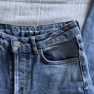 Jeans i super snygg blå färg ifrån bikbok modellen är rak och mid/highwaist 