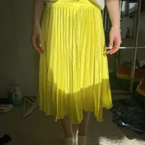 Så fin gul kjol från bikbok 