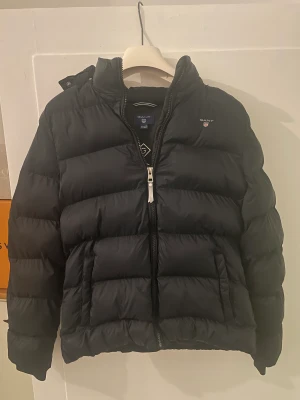 Vinterjacka GANT - Svart vinterjacka i storlek 146/152 cm från Gant. Använd några gånger, i bra skick.