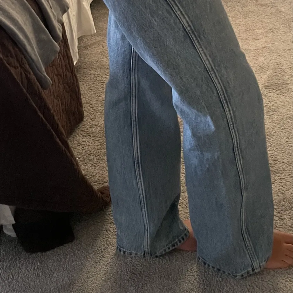 Säljer jeans från & other stories i väldigt fint skick. Storlek 27.  Jag är 165 cm lång och byxan sitter perfekt. . Jeans & Byxor.