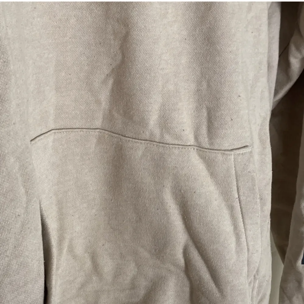 Beige hoodie från H&M strl xs. Lite nopprig men annars fint skick. Hoodies.