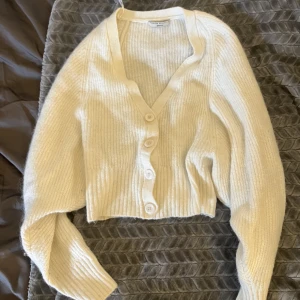 vit kofta - jätte gullig vit kofta från HM💕 sparsamt använd, skönt material!! Storlek S.  150kr INK frakt 💕💕💕