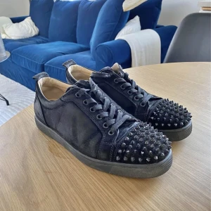 Louboutin skor - Som nya använd ett pr gånger kvitto finns med 