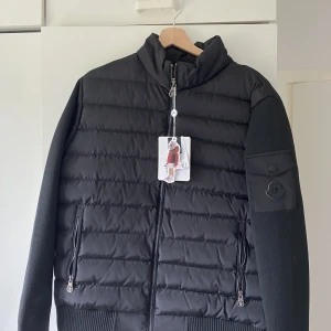 Moncler cardigan svart - Helt Ny svart moncler cardigan. Storlek Xl men passar som L