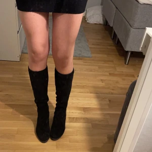 Svarta stövlar  - Använt två gånger och är i jättebra skick❤️har vanligtvis storlek 39/38 men stövlarna är i 40❤️passar för 38-40 skulle jag säga😚nypris 1000kr