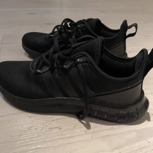 Adidasskor - Svarta snygga Adidasskor som knappt är använda och i jättefint skick! 