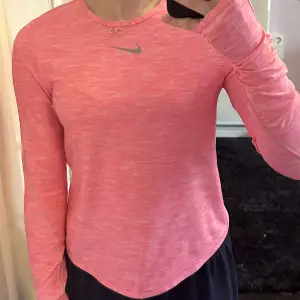 Fin rosa Nike sport tröja som är perfekt för träning!! 🏃‍♀️ Är i väldigt snyggt och nytt skick bara använts några gånger!!💗💗  