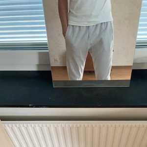 Gråa/vita adidas byxor  - Hej. Säljer dessa träningsbyxor eftersom dem är för små. Storlek L men skulle säga att de passar M lika bra.