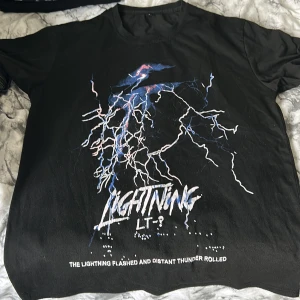 Graphic T-shirt - Nästintill oanvänd graphic t-shirt. Storlek S.