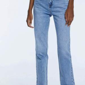 Ett par blåa straight Jeans från stradivarius. Använt Max 4 ggr