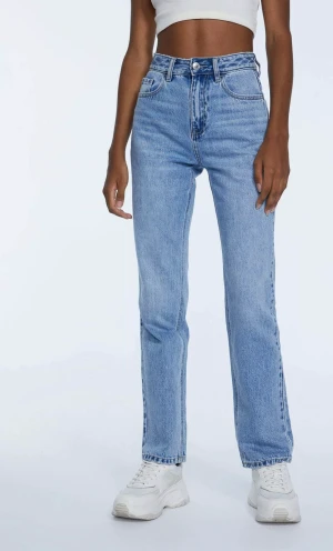 Stradivarius blå jeans - Ett par blåa straight Jeans från stradivarius. Använt Max 4 ggr