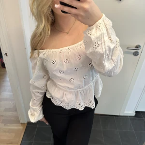 blus - Jättesöt vit blus från bikbok🥰 nästan aldrig använd