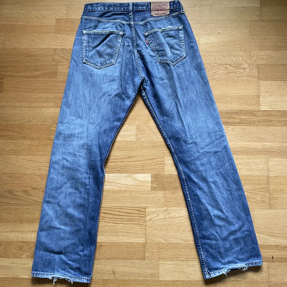 Standard Levis 501 med vintage tvätt. Täcken på användning förekommer. Hål och lagning  Passar true to size. Jeans & Byxor.