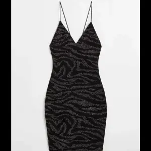 Skit snygg klänning från H&M, perfekt till fest!❤️