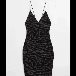 Klänning - Skit snygg klänning från H&M, perfekt till fest!❤️