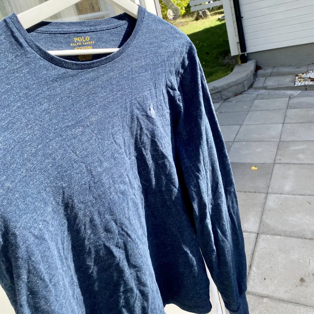 Hej, säljer en långärmad T-shirt från Ralph Lauren i Marinblå färg. Den är i väldigt bra skick. Storlek Medium och True To Size. Nypris 900kr. Tveka inte på att höra av dig. Pris inte hugget i sten. . T-shirts.