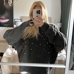 Tröja - Otroligt skön och gullig tröja med pärlor/stenar på. Storlek xs men skulle säga att den sitter oversized. 💞