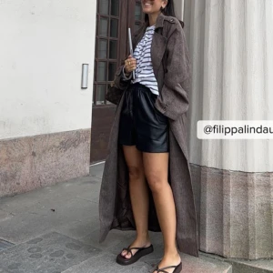 Brun trenchcoat/kappa - Säljer denna supersnygga kappa/trenchcoat från Nakd då den inte används. Använd en gång så som ny!  Nypris 1199🩷