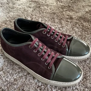 Lanvin skor  - Hej, säljer ett par röda lanvin skor i storlek 44 (9). Skorna är sparsamt använda och därmed ser rätt nya ut. Jätte snygga skor och passar till mycket. Priset är ej spikat och därmed går det självklart att diskutera. Sugen på mer bilder? Bara att fråga❤️ 