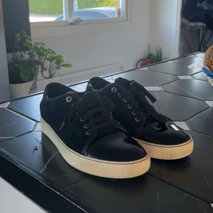 Lanvin  - Hej, säljer nu mina lanvins jag köpte helt nya från heatnlux för 3799kr för runt 5 månader sedan. Skorna är i nytt skick och det finns ej några defekter på de, hör av er vid intresse😀