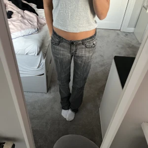 Jeans - Skit snygga!! Midjemått: 36,5cm innerben: 78cm