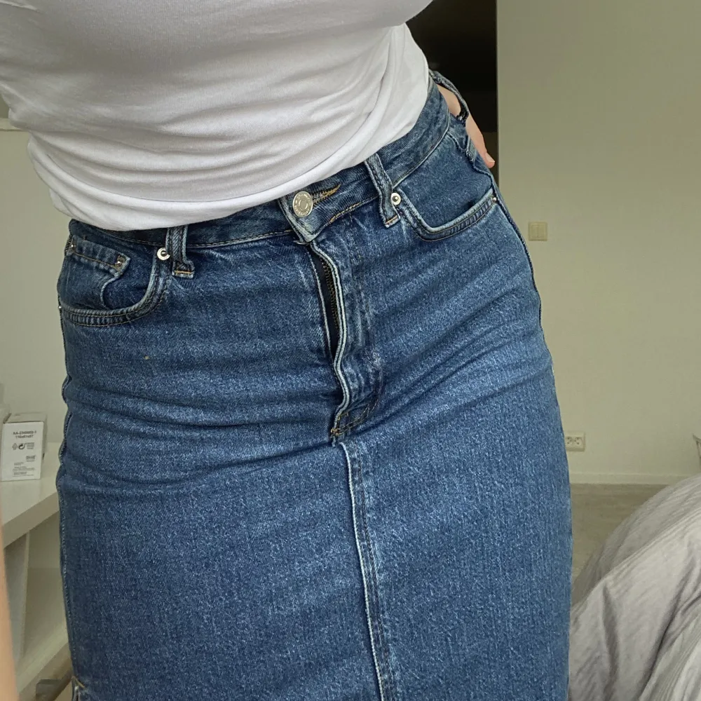 Säljer min fina jeans kjol från Gina tricot i mörk jeansfärg. Köpte den i en mindre storlek för jag ville den skulle sitta tight. Den är egentligen översized 😻😍nypris 499kr . Kjolar.