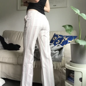 Randiga lowwaist byxor - Ett par randiga low waist byxor från Isabell Kristensen i storlek xs. Jag är 1,70m lång och de går ner till fötterna. 