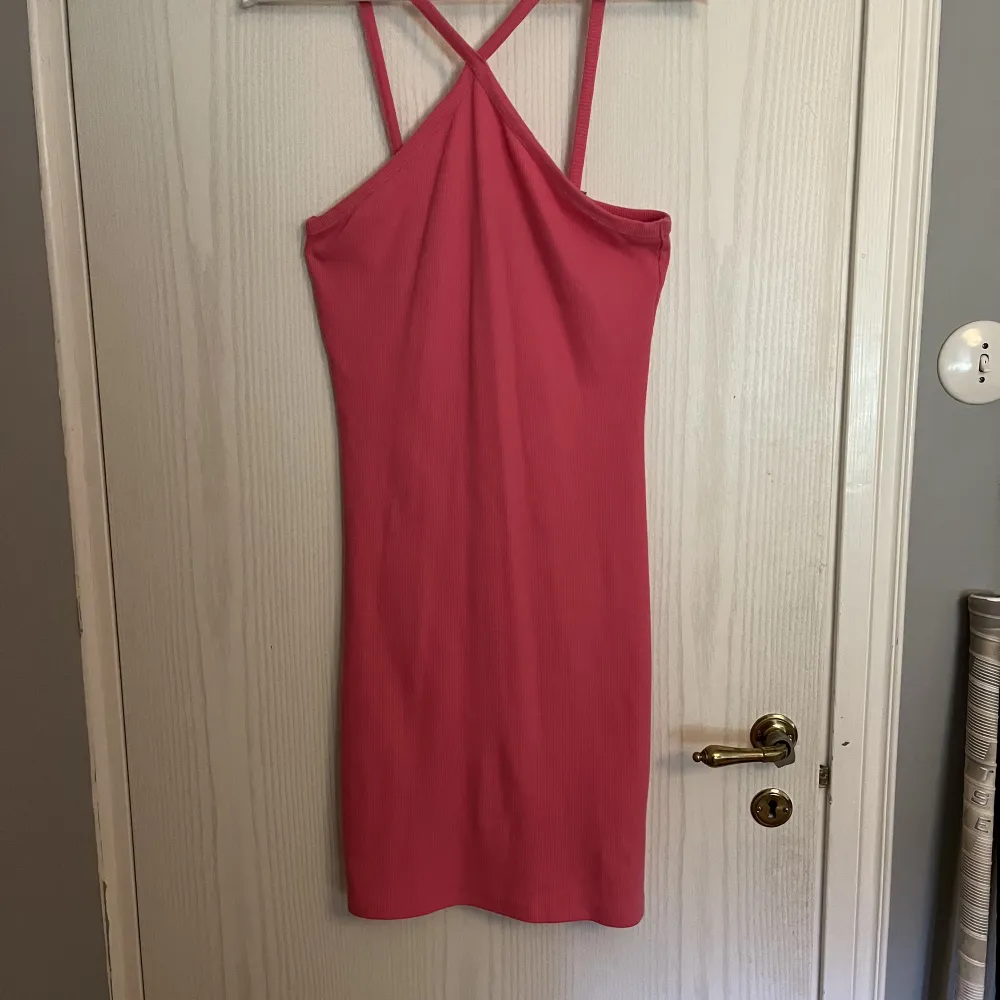 En fin rosa klänning från lager 157 som aldrig kommit till använding. Banden är uppsydda men går lätt att sprätta upp om man vill! Fler bilder kan ger vid behov💕. Klänningar.