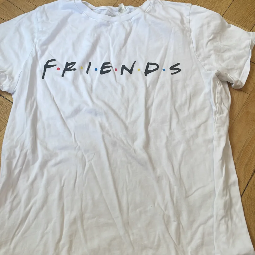 Vit friends tröja, tryck bak och fram, cool, t-shirt. T-shirts.