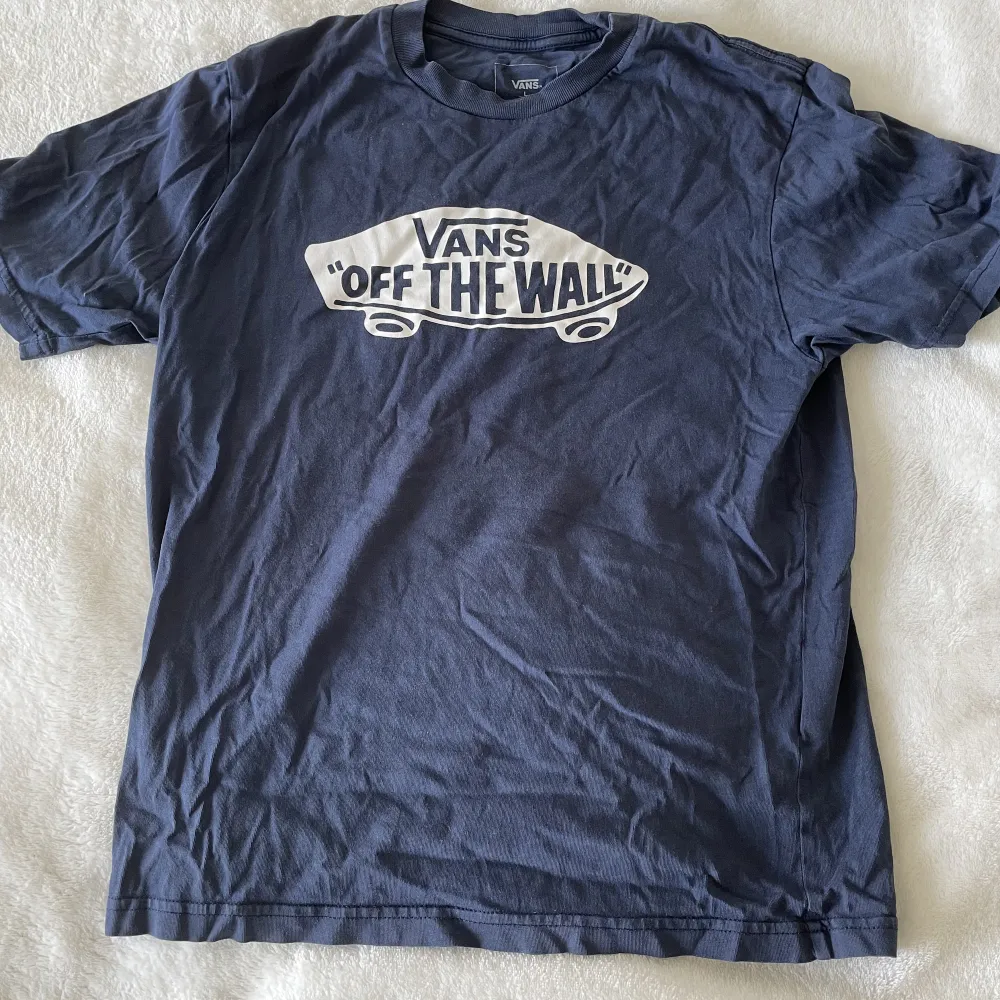 En vans of the Wall tshirt. Säljer pga att den inte passar mig längre. Köparen står för frakt och pris går att diskuteras💕. T-shirts.
