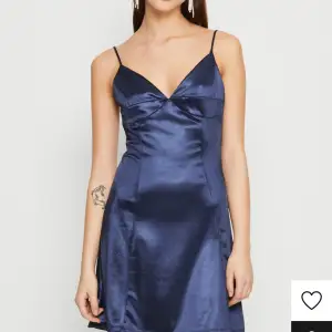 Superfin mörkblå cocktail klänning storlek S. Använd endast en gång. Säljer pga inte min stil. 