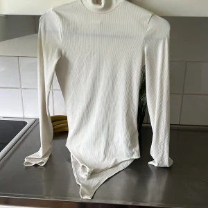 Långärmad body - Säljer en långärmad body, den är i mycket gott skick