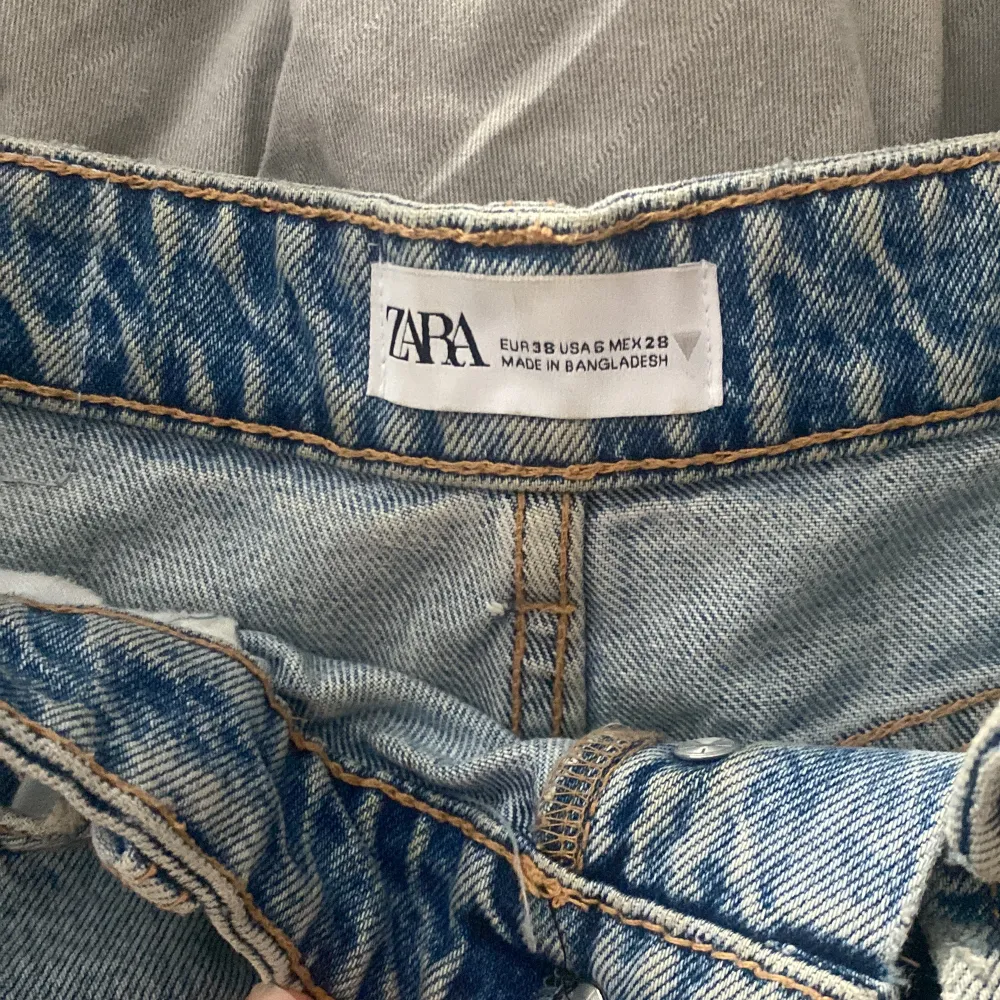Super fina jeansshorts från Zara i slt 38. Shorts.