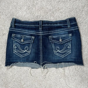 Denim Kjol - Säljer denna coola jeans kjol med vita sömma, storleken är L, men passar mig som är en 38 bra❤️79cm midja och 27cm lång🫶