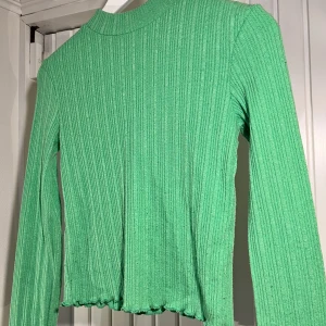 bershka cropped långärmad top neongrön - köpt på bershka i spanien, storlek M. ganska mycket knopprig, men den kan vara en fin tröja att ha under en t-shirt! pris går att diskuteras :)